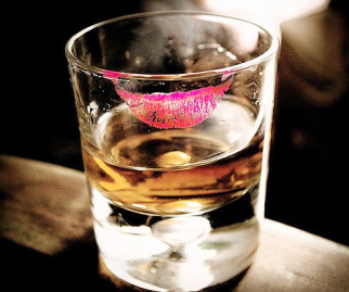 Vaso feo con pintalabios
                  t�xico [6] - la mujer INGIERE y TOMA el pintalabios
                  del labio superior