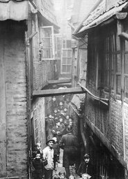 Hamburg's
                          "G�ngeviertel" ("path
                          district") 1893