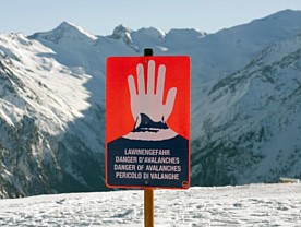 Das Schild
                        "Lawinengefahr" [15] ist jeweils zu
                        beachten, vor allem dann, wenn gleichzeitig im
                        Radio und im Fernsehen eine Lawinengefahr
                        angegeben wurde