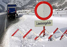 Strassenschild "Lawinengefahr"
                          mit "Allgemeinem Fahrverbot" [18]
                          ist nach dem Fall grosser Neuschneemengen
                          angezeigt