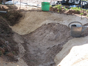 Teichboden mit
                    Leindotter-Presskuchen ausgekleidet