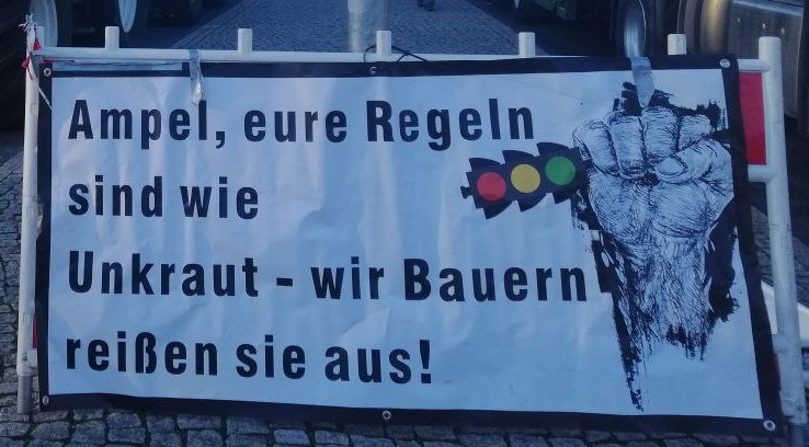 Demo der Bauern am
                          8.1.2024: Plakat: Die Regeln der Ampel sind
                          wie Unkraut - wir reissen sie aus
