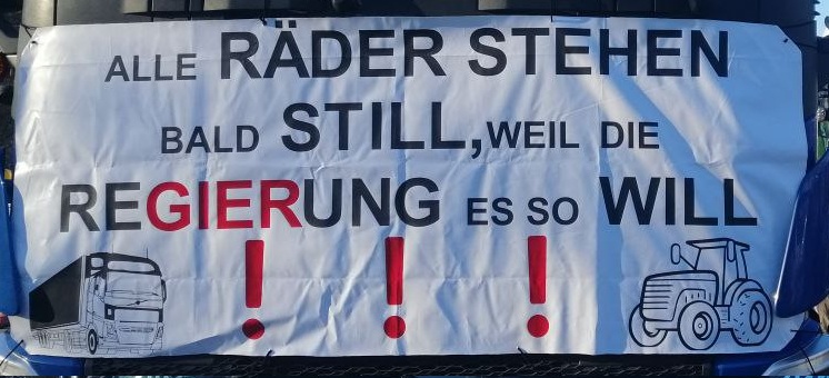 Demo der Bauern am 8.1.2024: Plakat:
                      Alle R�der stehn bald still, weil die Regierung es
                      so will