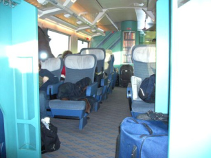 ICE-Grossraumabteil
                      (Deutsche Bahn) mit Teppich: Dieser Teppich ist
                      absolut heikel, weil t�glich viele Menschen
                      dr�berlaufen, und die Gefahr von Floheiern im
                      Teppich ist absolut gross, weil der Teppich wegen
                      der niedrigen Sitze nicht gut gereinigt werden
                      kann