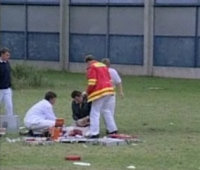 Volkan, 6 a�os, fue en un territorio
                        escolar cuando fue atacado por dos perros de
                        pelea, aqu� est� �l en el cesped despu�s el
                        ataque [24]