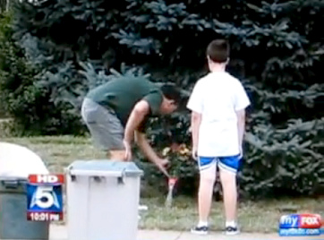 El
                        caso de Carter Patrick Ridge Delaney (03),
                        flores para los fallecidos