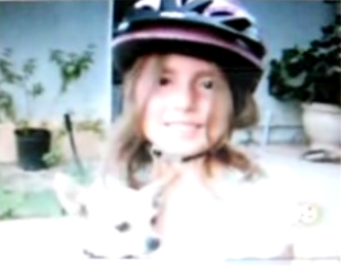 La ni�a Katya
                        Todesco (5 a�os) de Simi Valley con casco y
                        perrito [74]