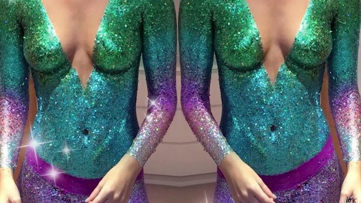 Body-Bemalung mit Glitterbody in Grün, Türkis
und Violett Body-Bemalung mit Glitterbody in
Grün, Türkis und Violett