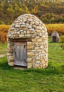 Dry wall art: Dry wall fountain
                  house, Verri�re, France