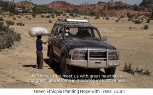 Ein Kind tr�gt
                    einen Lastensack auf seinem Kopf, weil Fahrzeuge
                    fehlen