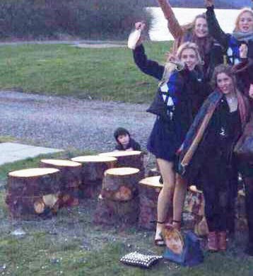 Schottland Loch Eck, Gruppenfoto 03 mit Geist links hinter den H�lzern, Nahaufnahme