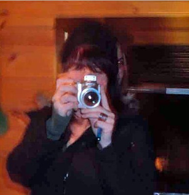 Eine Person schaut aus dem Spiegel hervor, Mai 2016