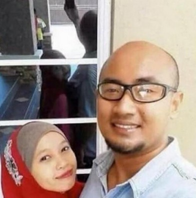 Eine Frau mit verdrehtem Kopf schaut aus dem Spiegel, Nahaufnahme