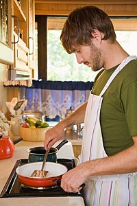 Ein Mann im
            Haushalt, z.B. Kochen, bringt in emanzipierten
            Gesellschaften mehr Sexleben mit der Frau