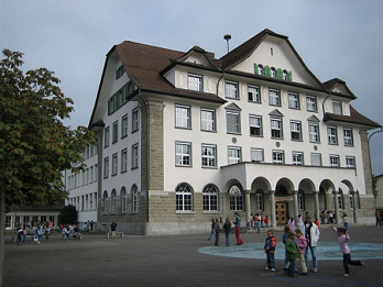 Ahora fue una escuela m�s grande
                          (aqu� la escuela Krauer en Emmen)