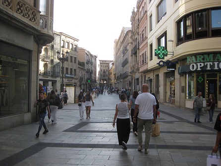 Salamanca Fussgängerzone in gelben
Platten mit schwarzen Bändern Salamanca
Fussgängerzone in gelben Platten mit schwarzen
Bändern