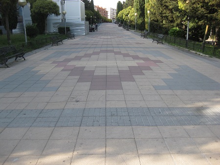 Jesuitenpark in Salamanca, breiter Weg in
Platten gelb-rot-schwarz Jesuitenpark in
Salamanca, breiter Weg in Platten gelb-rot-schwarz