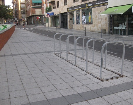 Trottoir / Bürgersteig in Platten in
Weiss mit schwarzen Bändern Trottoir /
Bürgersteig in Platten in Weiss mit
schwarzen Bändern
