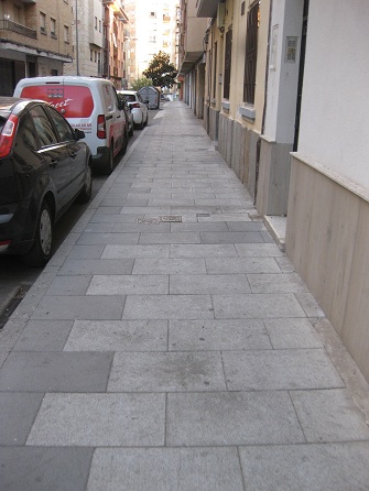 Trottoyr / B�rgersteig in
                  weissen Platten mit schwarzem Zahnrad-Rand