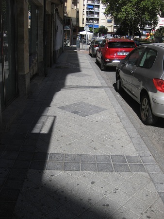 Trottoir / Bürgersteig in weissen Platten
mit schwarzen Bändern und Rauten Trottoir
/ Bürgersteig in weissen Platten mit schwarzen
Bändern und Rauten