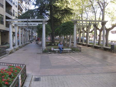 Trottoir / Bürgersteig in roten und gelben
Platten mit schwarzen Bändern Trottoir /
Bürgersteig in roten und gelben Platten mit
schwarzen Bändern