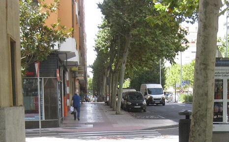 Trottoir / Bürgersteig in gerillten
Platten in weiss-gelb mit roten Bändern Trottoir / Bürgersteig in gerillten Platten
in weiss-gelb mit roten Bändern