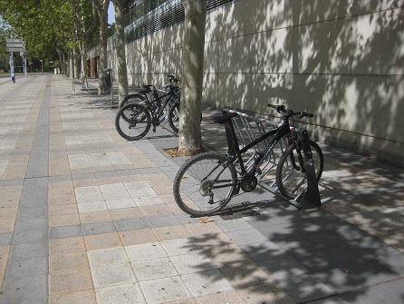 Trottoir / Bürgersteig in weiss-gelben
Platten mit schwarzen Bändern 02 mit Veloständer /
Fahrradabstellplatz Trottoir / Bürgersteig in
weiss-gelben Platten mit schwarzen Bändern 02 mit
Veloständer / Fahrradabstellplatz