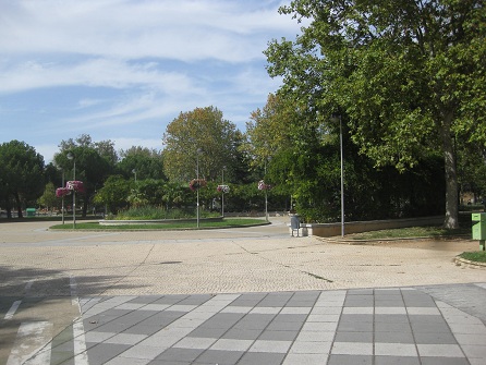Platz in
                        weiss-schwarzen Platten und dann in gelben
                        Gartensteinen