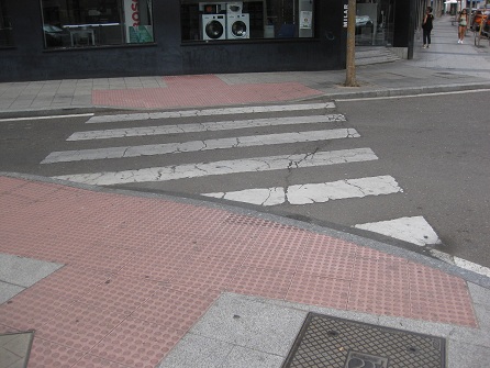 Trottoir am Fussgängerstreifen mit Rampe
an der Kante Trottoir am
Fussgängerstreifen mit Rampe an der Kante