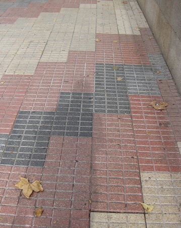 Trottoir / Bürgersteig in gerillten, weissen
Platten mit diagonalen Bändern in rot-schwarz, Zoom Trottoir / Bürgersteig in gerillten, weissen
Platten mit diagonalen Bändern in rot-schwarz, Zoom