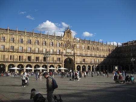 Salamanca Plaza Mayor in gelben Platten
mit schwarzen Bändern 04 Salamanca Plaza
Mayor in gelben Platten mit schwarzen Bändern
04