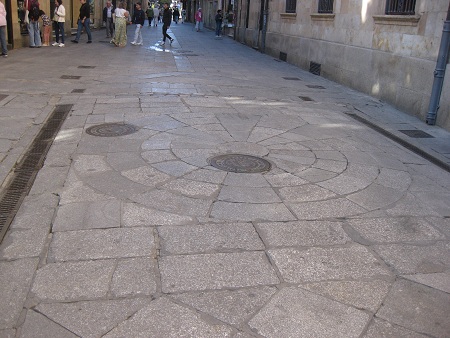 Calle Concejo, gelbe Platten mit
                        Mandala 03