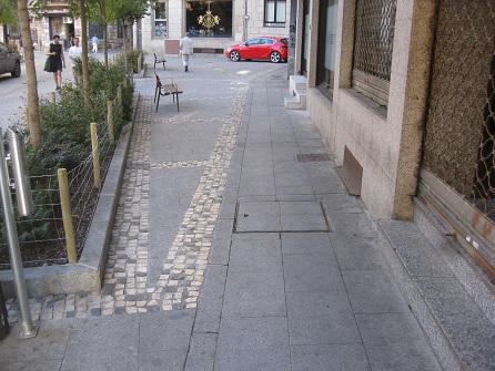 Salamanca Platzbereich
                        in grauen Platten mit B�ndern in kleinen, gelben
                        und schwarzen Pflastersteinen 02