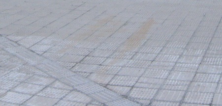 Platzbereich in gelben, gerillten Platten,
Zoom Platzbereich in gelben, gerillten
Platten, Zoom