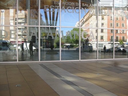 Salamanca Bahnhof Vorplatz in Platten weiss
gelb und schwarze Bänder Salamanca Bahnhof
Vorplatz in Platten weiss gelb und schwarze
Bänder