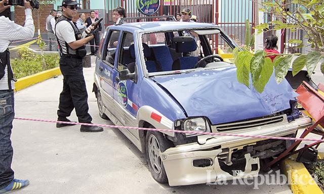 Taxi Tico azul en
                      patio escolar hiriendo a 5 personas / Blaues
                      Tico-Taxi im Schulhof, 5 Verletzte, Arequipa
                      15.12.2011