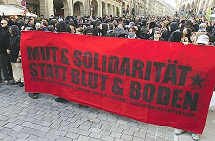 6.10.2007: Schande von Bern 002: Parolen
                        der Vermummten: "Mut und Solidarit�t"