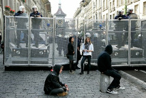 6.10.2007: Schande von Bern 005: Die
                        Polizei sperrt rigoros Strassen mit mannshohen
                        Gittern ab