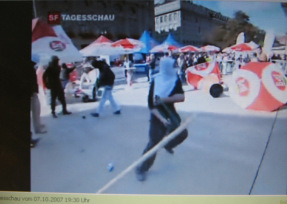 6.10.2007: Schande von Bern 010,
                        Bundesplatz 01: Ein Vermummter nimmt eine Bank