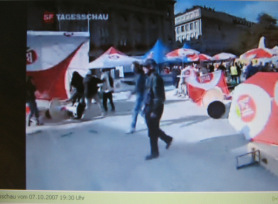 6.10.2007: Schande von Bern 013,
                        Bundesplatz 04: Angriffe bei St�nden