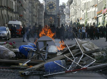 6.10.2007: Schande von Bern 018:
                        Feuerbarrikade vor dem Zytgloggenturm
