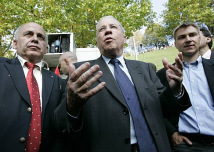 6.10.2007: Schande von Bern 021: Milliard�r
                        Blocher mit Kameraden