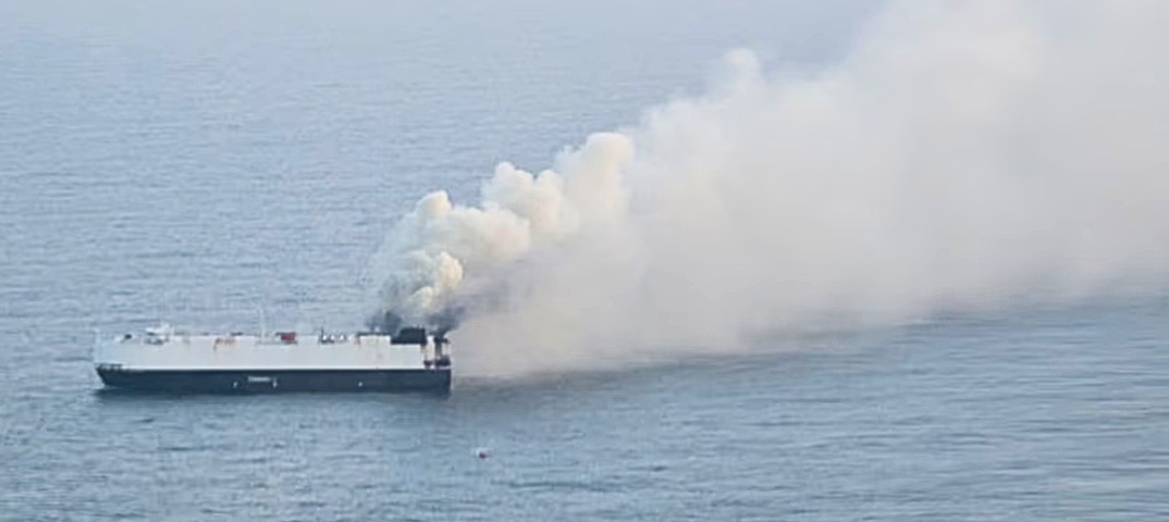 Frachter von China nach Mexiko "Morning
Midas" vor Alaska am 7.6.2025: 65 E-Autos und
681 Hybrid-Autos brennen gut Frachter von
China nach Mexiko "Morning Midas" vor
Alaska am 7.6.2025: 65 E-Autos und 681 Hybrid-Autos
brennen gut