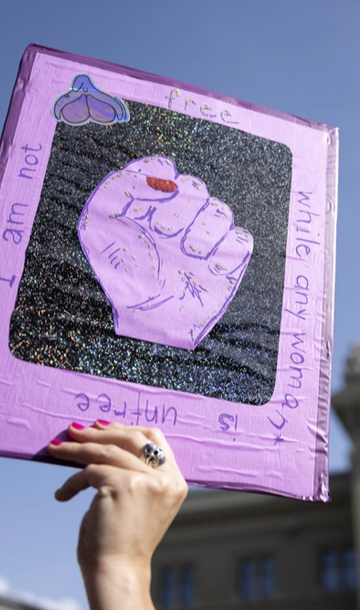 Da behauptet
                            eine kriminelle Feministin: Alle Frauen
                            seien UNfrei (unfree) - also: Solange es
                            M�nner gibt, seien alle Frauen UNfrei