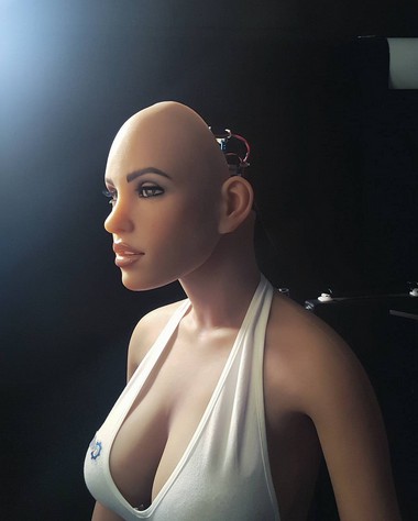 Intelligenter Sexroboter in Frauenform
                          der Firma RealDoll mit offenem Sch�del