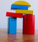 Ein Turm aus Baukl�tzen mit einem Tor