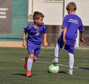 Kinder spielen
                  Fussball