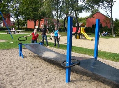 Tire throwing 01:
                            bicycle tires are thrown on a metal frame,
                            playground in Hamburg-Lurup