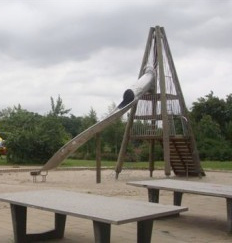 Climbing 9b: climbing
                            pyramid with slide, Leipzig-Sellershausen