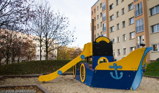 Ship with a slide in
                              Kleinpestitz-Mockritz near Dresden in
                              Germany